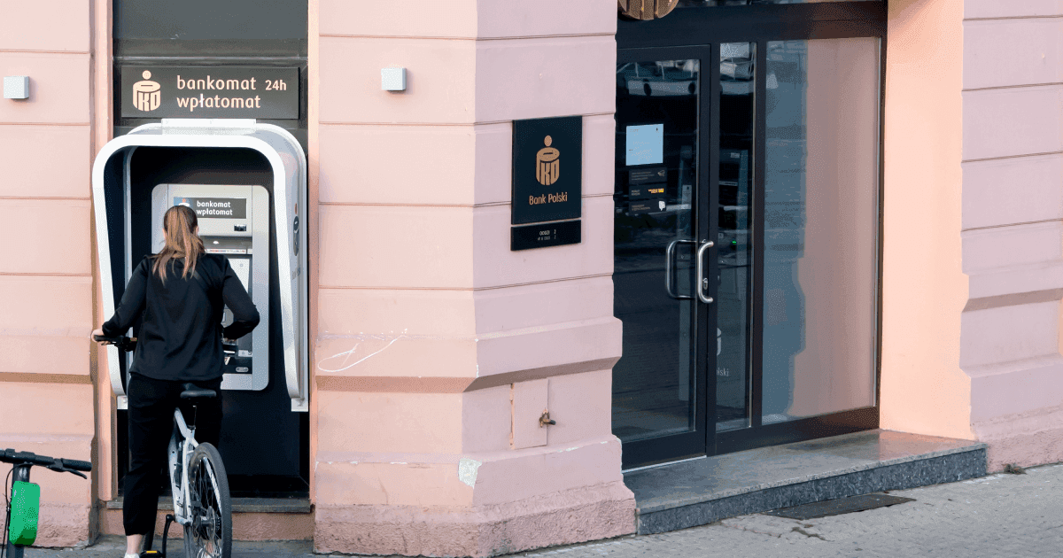 Polshadagi bankomatlar: Joylashuvi, komissiyalar va xorijliklar uchun maslahatlar | Profee