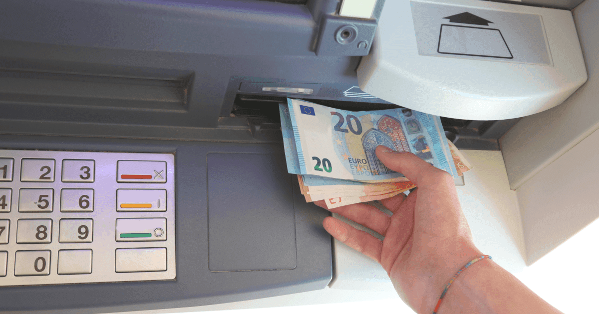 Как снимать деньги в Италии: банкоматы, комиссии, лимиты